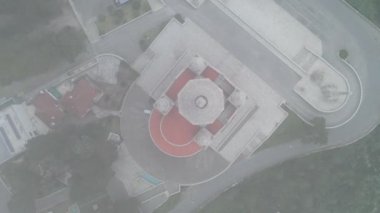 Santa Luzia Kilisesi Sığınma İnsansız Hava Aracı yukarıdan görünüyor. Viana do Castelo, Portekiz 'de sis var.