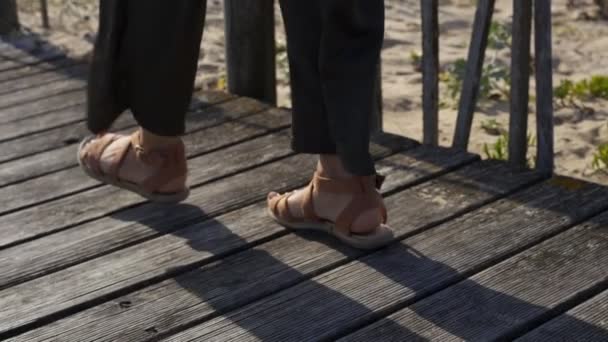 Mulher Sandálias Caminhar Até Praia Portugal — Vídeo de Stock
