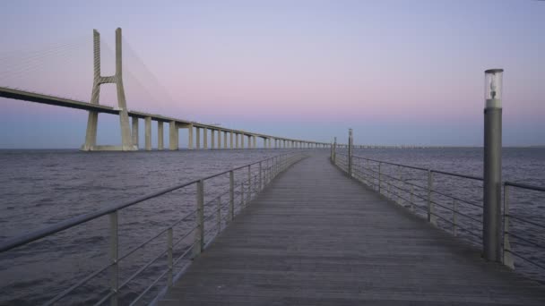 Ponte Vasco Gama Bridge Blick Von Einem Pier Bei Sonnenuntergang — Stockvideo