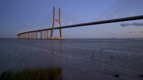 Ponte Vasco Gama Bridge Utsikt Nära Floden Rio Tejo Vid — Stockvideo