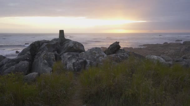Piękny Zachód Słońca Rock Plaża Krajobraz Spokojny Relaks Falami Rozbicia — Wideo stockowe