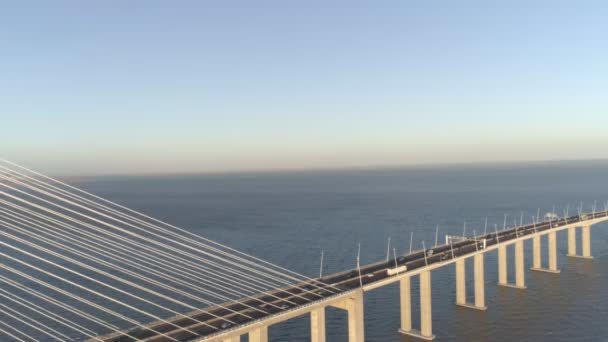 Drohnenvideo Der Brücke Ponte Vasco Gama Mit Vorbeifahrenden Autos — Stockvideo