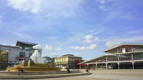 パリのParc VilletteにあるLa Grande Halleと噴水の高速タイムラプス — ストック動画