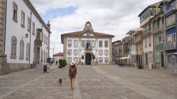 Mulher Turista Com Cão Caminhando Chaves Camoes Praca Plaza Centro — Vídeo de Stock