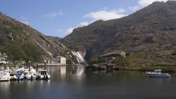 西班牙 以萨罗瀑布水在岩石和码头之间的湖面上冲撞 — 图库视频影像