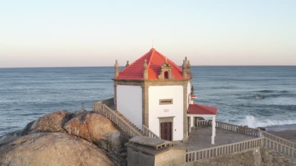 Capela Senhor Pedra Schönste Kapelle Drohne Luftaufnahme Auf Einem Strand — Stockvideo