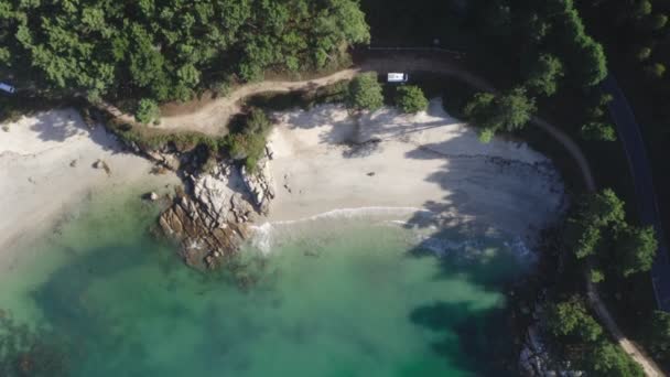 楽園の上のドローン上の空中ビューアロサ島ターコイズブルーの水とスペインの海の美しいビーチの風景に泳いでいる人々 — ストック動画