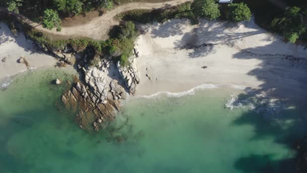 西班牙阿鲁萨岛碧绿的海水和在美丽的海滩上游泳的人们 俯瞰着天堂上空的无人机 — 图库视频影像