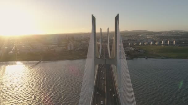Drohnenvideo Der Brücke Ponte Vasco Gama Mit Vorbeifahrenden Autos — Stockvideo