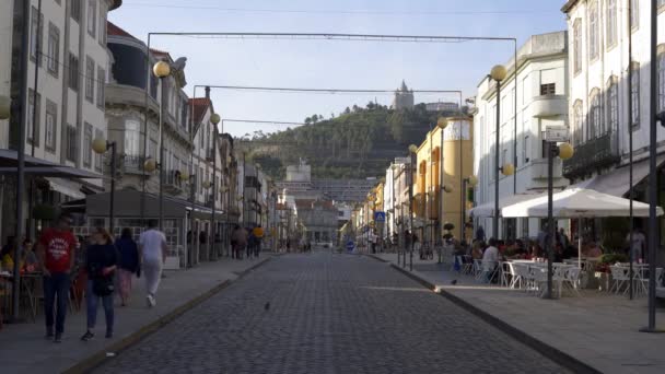 Viana Castelo主要街道 可以看到葡萄牙山上的Santa Luzia教堂保护区 — 图库视频影像