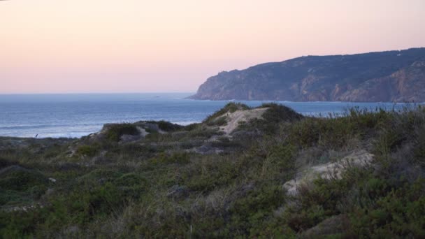 Praia do Guincho tengerparti homokdűnék és a partvonal naplementekor — Stock videók