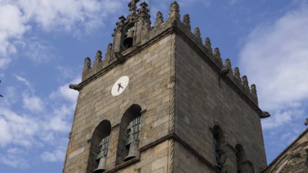 ポルトガルのギマレスにあるノサ セノラ オリベイラ教会塔 — ストック動画