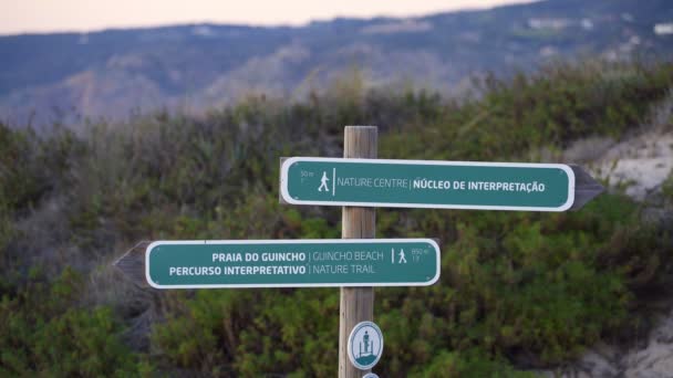 Praia do Guincho Beach pathway with indications to the beach coastline and sand dunes — ストック動画