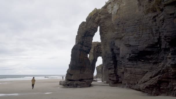 Frau Reisenden Fuß Auf Las Catedrales Erstaunliche Landschaft Strand Bei — Stockvideo