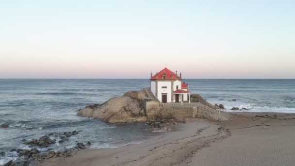 Capela Senhor Pedra Mooiste Kapel Drone Luchtfoto Uitzicht Een Strand — Stockvideo