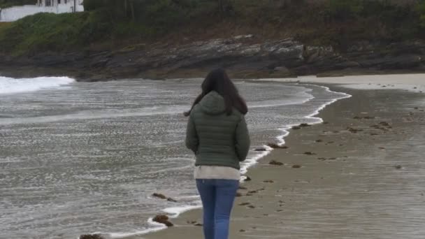 Mulher Viajante Menina Andando Areia Sozinho Uma Praia Perto Mar — Vídeo de Stock