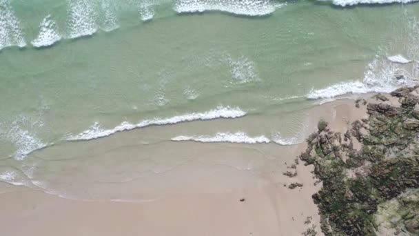 Drone top vue aérienne au-dessus du paradis eau de mer turquoise crashant vagues sur le sable beau paysage de plage, en Espagne 