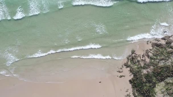 Drohne Oberhalb Luftaufnahme Über Dem Paradies Türkisfarbenes Meerwasser Krachende Wellen — Stockvideo