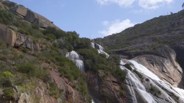 Ezaro Şelalesi Spanya Kayaların Arasında Göle Düşüyor — Stok video