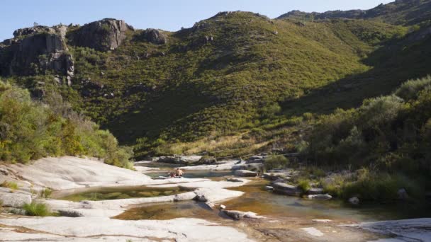 Самые Удивительные Лагуны Водопада Национальном Парке Жереш Португалия — стоковое видео