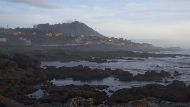 Uno Splendido Paesaggio Marino Guarda Spiaggia Rocciosa Con Città Primo — Video Stock