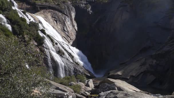 Ezaro Cachoeira Água Bater Lago Entre Rochas Câmera Lenta Espanha — Vídeo de Stock