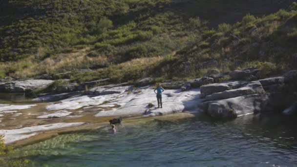 Personas Con Perro Divirtiéndose Lagunas Paisaje Natural Geres Portugal — Vídeo de stock