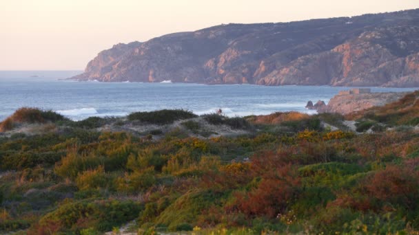 Praia do Guincho dunas de arena de playa y la costa al atardecer — Vídeos de Stock