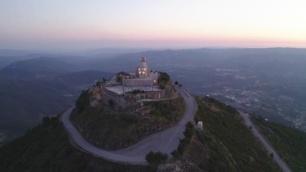葡萄牙蒙迪姆德巴斯托风景中的Senhora Graca教堂无人驾驶飞机俯瞰日落的景象 — 图库视频影像