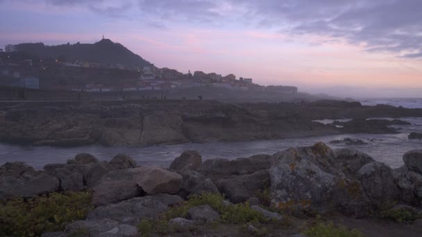 Une Belle Plage Rochers Paysage Marin Guarda Avec Ville Premier — Video