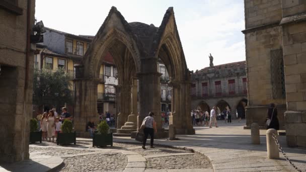 Touristen Auf Dem Largo Oliveira Guimaraes Portugal — Stockvideo