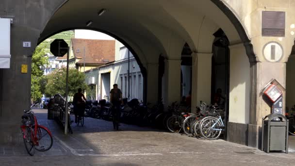 Bolzano Nun Göbeğinde Güneşli Bir Günde Bisiklet Süren Insanlar — Stok video