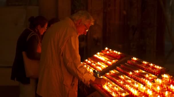 Uomo Che Accende Una Candela Rossa Con Una Fiamma Che — Video Stock