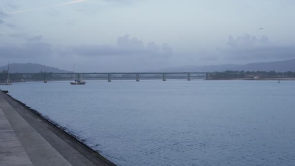 View Rio Lima Viana Castelo Boats Passing Bridge Portugal — Stock Video