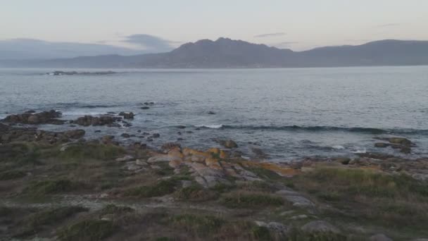 Niesamowity Widok Lotu Ptaka Góry Oceanu Atlantyckiego Falami Galizie Hiszpania — Wideo stockowe
