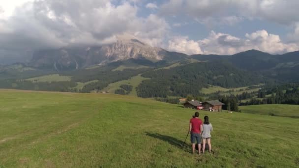 Drone Aéreo Vídeo Das Montanhas Sassolungo Nos Alpes Dolomitas Italianos — Vídeo de Stock