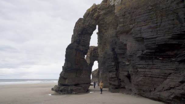 Mulher Viajante Menina Andando Las Catedrales Incrível Praia Paisagem Maré — Vídeo de Stock