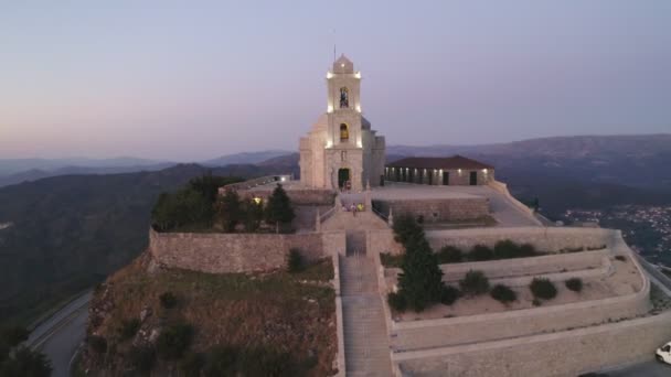 日没時にモンディム バストの風景の中にSenhora Graca教会ドローンの空中ビューポルトガル ポルトガル — ストック動画