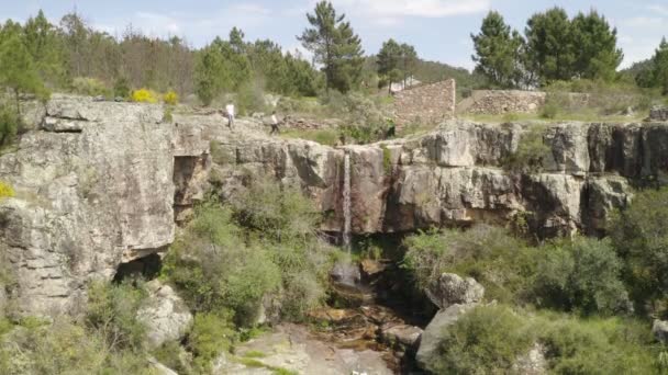 Gente Cruzando Vista Aérea Del Dron Cascada Vila Rei Portugal — Vídeo de stock