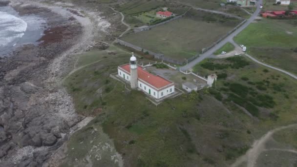 Пунта Ларино Маяк Беспилотник Видом Пейзаж Пляж Северном Побережье Испании — стоковое видео