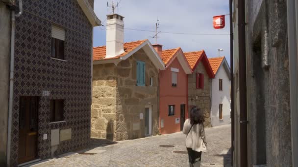 Mujer Caminando Vila Cha Coloridas Casas Calle Portugal — Vídeo de stock