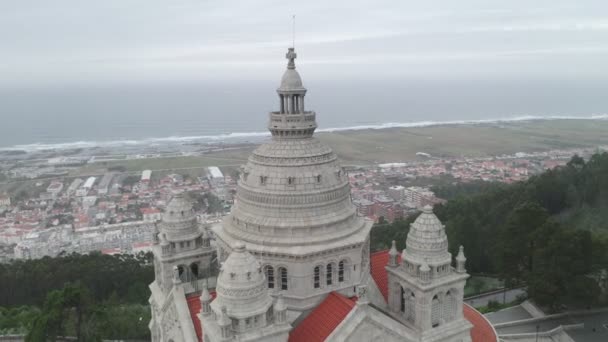 葡萄牙维阿纳多卡斯特洛的Santa Luzia教堂掩蔽了无人驾驶飞机的空中景观 以城市为背景 — 图库视频影像