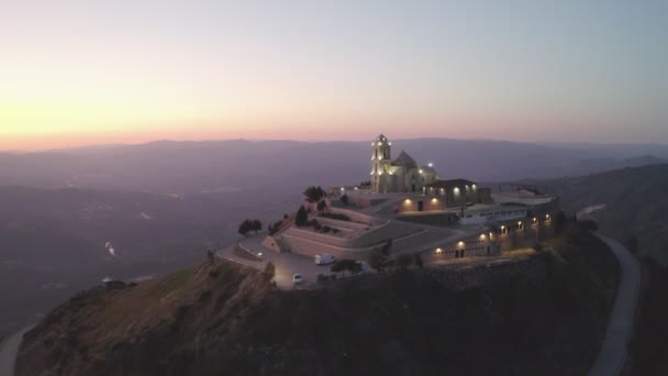 日没時にモンディム バストの風景の中にSenhora Graca教会ドローンの空中ビューポルトガル ポルトガル — ストック動画