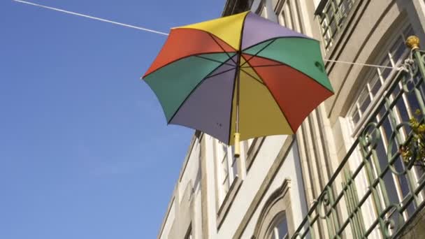 Bunte Regenschirme Hängen Auf Einer Straße Zwischen Schönen Gebäuden Viana — Stockvideo