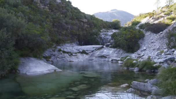 Vízesés Legcsodálatosabb Lagúnák Geres Nemzeti Parkban Portugália — Stock videók