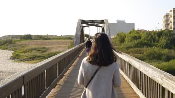 Kvinna Promenader Bro Nära Labruge Stranden Portugal — Stockvideo