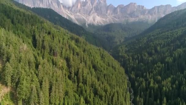 Aerial Drone Video Santa Magdalena Santa Maddalena Val Funes Dolomitas — Vídeos de Stock