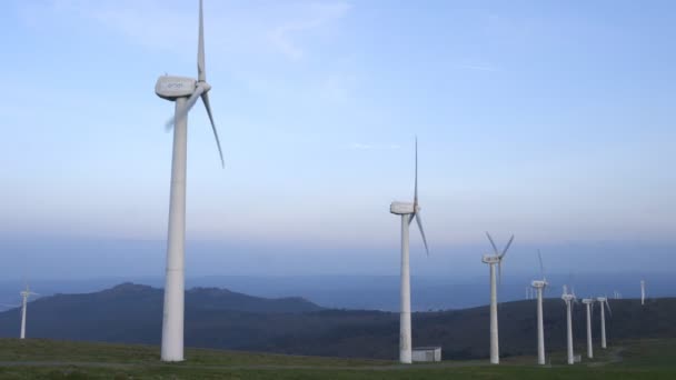 Turbinas Eólicas Renovables Atardecer Con Cielo Azul Paisaje Verde Montaña — Vídeo de stock