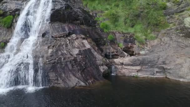 Mann Schwimmt Drohne Luftaufnahme Schönsten Wasserfall Fisgas Ermelo Mondim Basto — Stockvideo