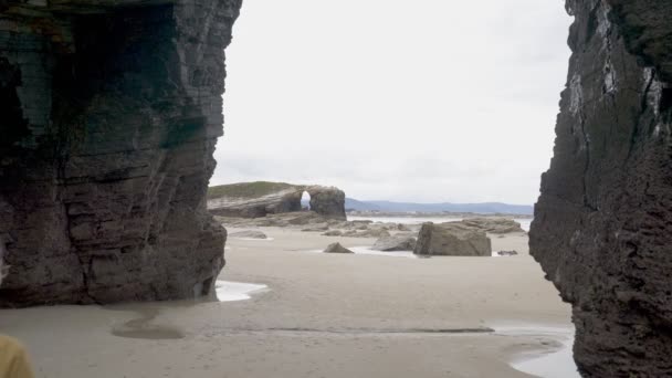 Vrouw Meisje Reiziger Wandelen Las Catedrales Geweldig Landschap Strand Bij — Stockvideo